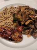 Pescada caramelizada com legumes salteados