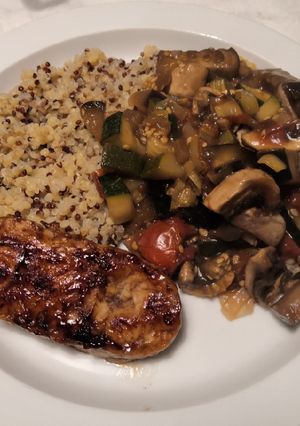 Foto de Pescada caramelizada com legumes salteados