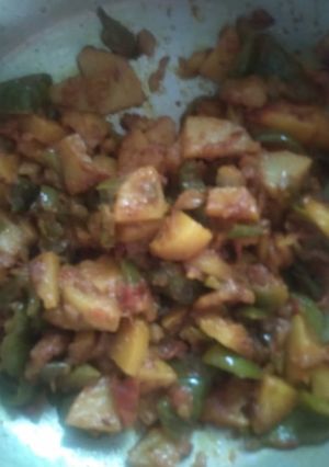 शिमला मिर्च आलू की सब्जी (shimla mirch aloo ki sabzi recipe in Hindi) रेसिपी मुख्य फोटो
