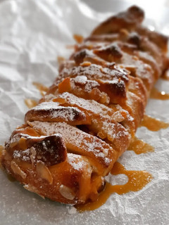Una foto de Trenza de brioche con crema pastelera y fresas
