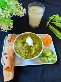 આલુ પાલક (Aloo Palak Recipe In Gujarati) રેસીપી મુખ્ય ફોટો