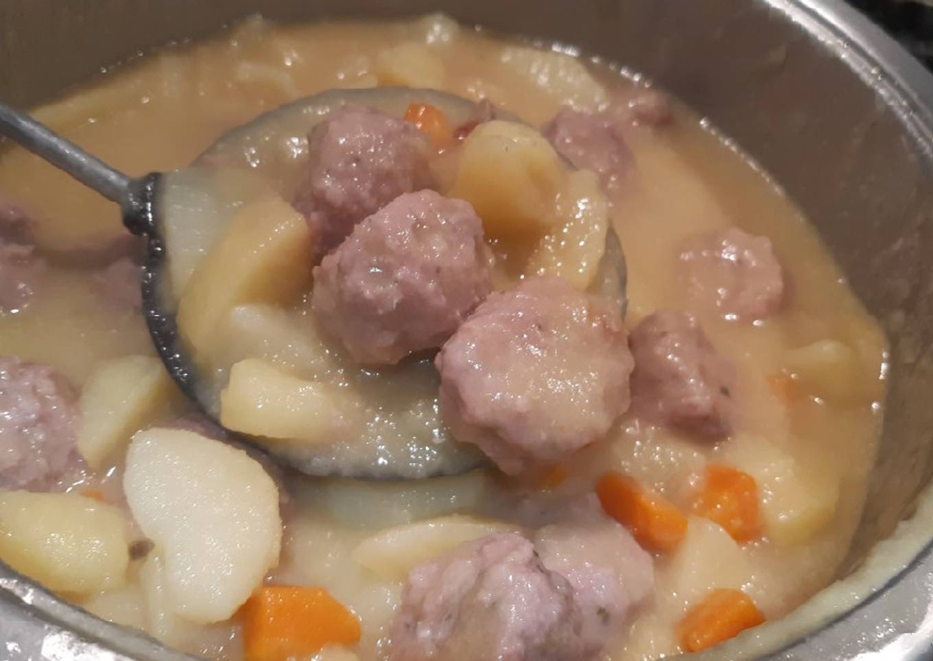 Albóndigas con patatas a la cerveza