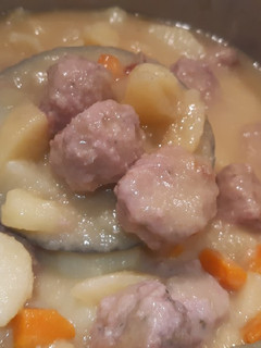 Una foto de Albóndigas con patatas a la cerveza