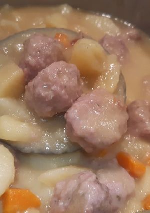 Una foto de Albóndigas con patatas a la cerveza