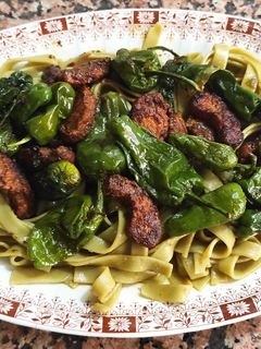 Una foto de Nidos vegetales con bocaditos braseados macerados con pasta tikka masala y pimientos del Padrón