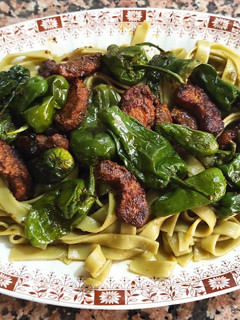 Una foto de Nidos vegetales con bocaditos braseados macerados con pasta tikka masala y pimientos del Padrón