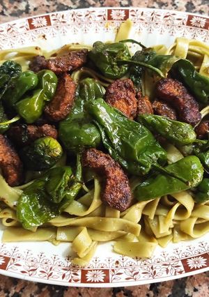 Una foto de Nidos vegetales con bocaditos braseados macerados con pasta tikka masala y pimientos del Padrón