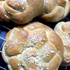 A picture of Braided challah bread.
