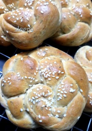 A picture of Braided challah bread.