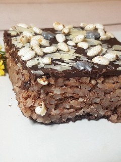 Una foto de Pastel de arroz, cacao y almendras