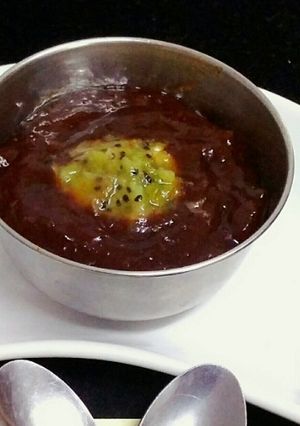 A picture of    plum puree with kiwi.