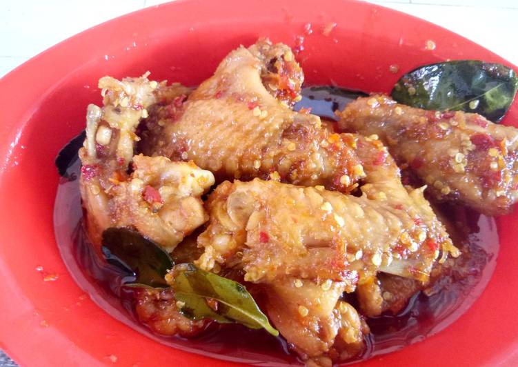 Cara Bikin Sayap ayam pedas aroma daun jeruk ala ibu Anti Gagal