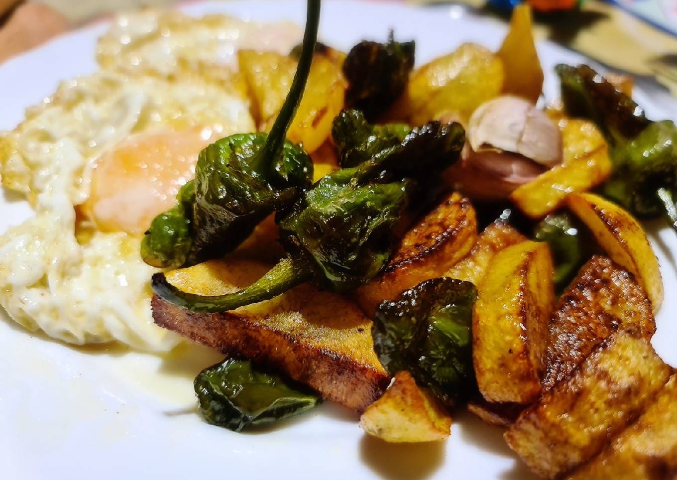 Sartén de patatas y pimientos de padrón