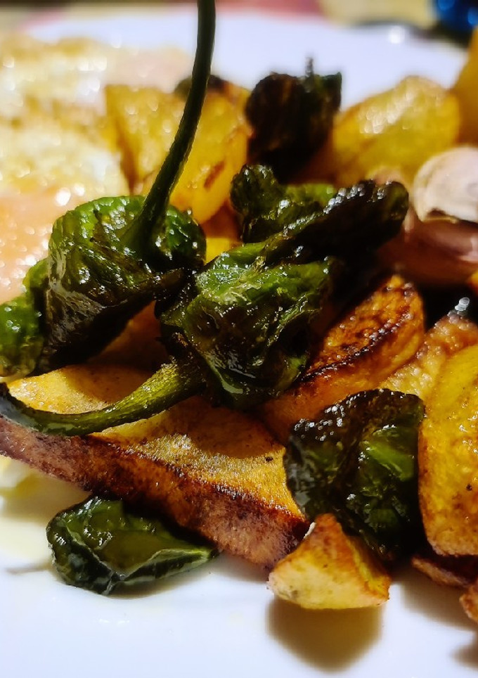 Una foto de Sartén de patatas y pimientos de padrón