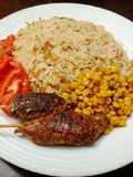 Kafta, Arroz con Palitos, Maíz Salteado y Tomates Marinados