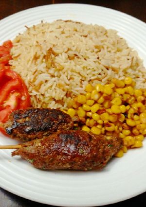 Una foto de Kafta, Arroz con Palitos, Maíz Salteado y Tomates Marinados