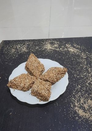 રાજગરા ની ચીકી (Rajgira Chikki Recipe In Gujarati) રેસીપી મુખ્ય ફોટો
