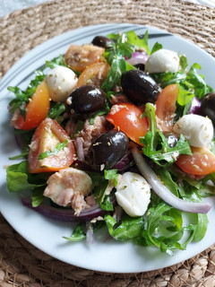 Une photo de Salade, thon, mozzarella, tomates, olives, recette italienne