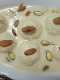 A picture of Rabdi Rasgulla.