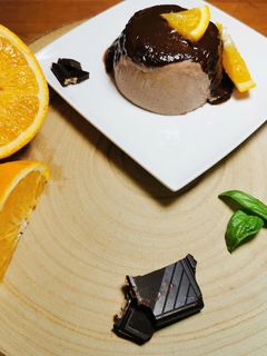 Foto de Panna Cotta de Chocolate com Ganache de Chocolate com Laranja e Manjericão