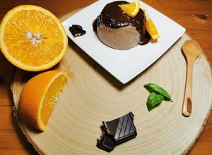 Foto de Panna Cotta de Chocolate com Ganache de Chocolate com Laranja e Manjericão