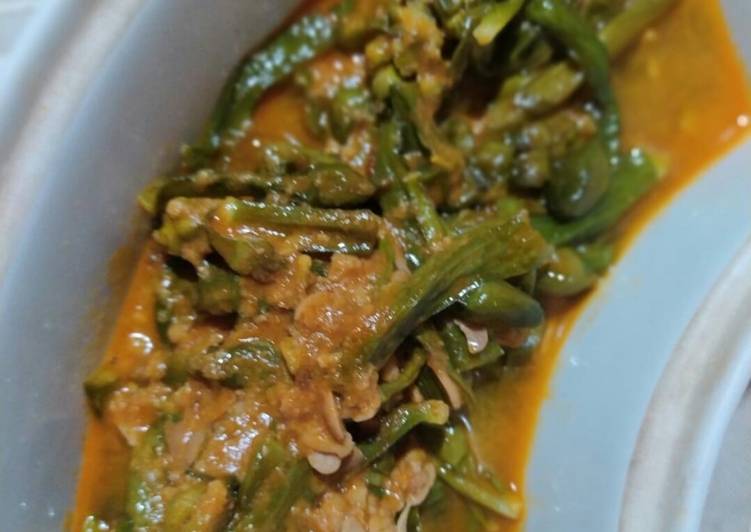 Bagaimana Menyiapkan Sayur Genjer Tumis Pedas with fermented soya beans a.k.a Tauco yang Lezat