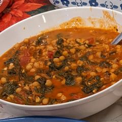 A picture of Chickpeas and spinach.