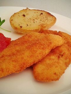 Una foto de Filetes de merluza empanada con mermelada de tomate