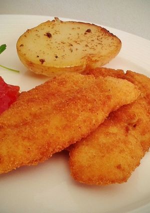 Una foto de Filetes de merluza empanada con mermelada de tomate