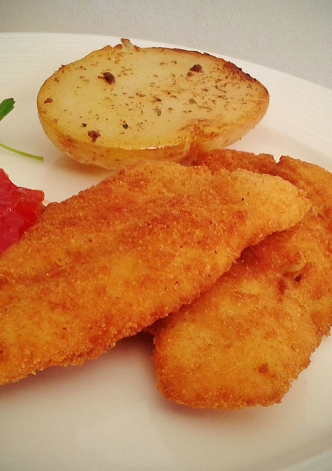 Una foto de Filetes de merluza empanada con mermelada de tomate