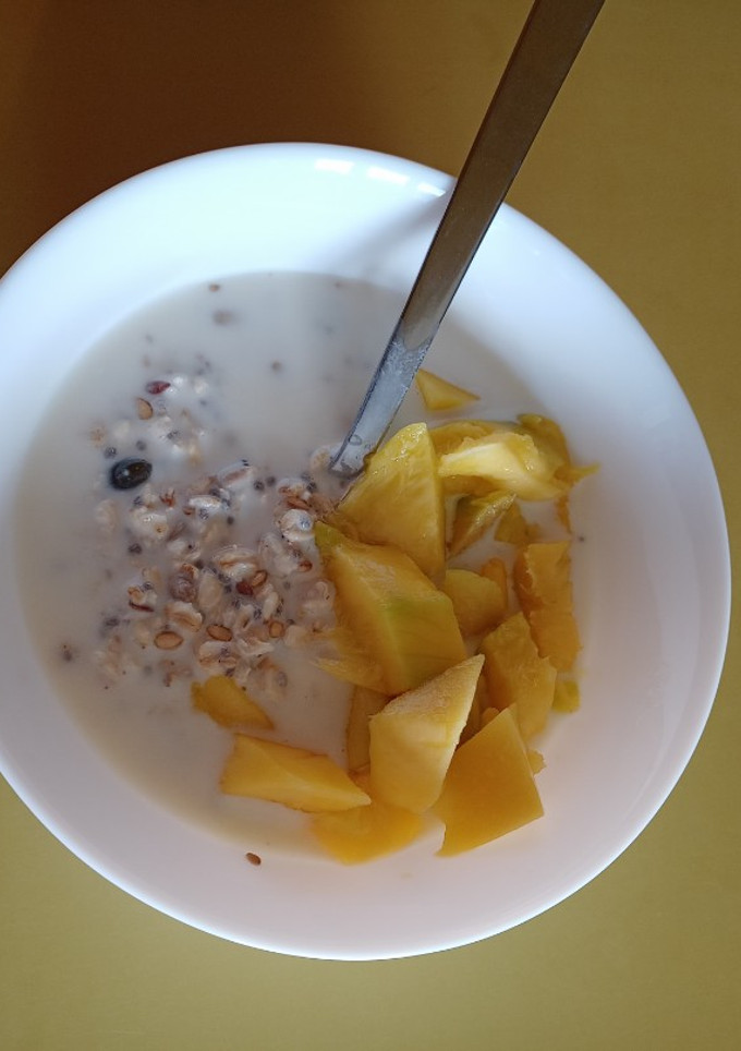 Una foto de Avena trasnochada (overnight oats)