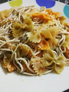 Una foto de Farfalle con gulas y atún