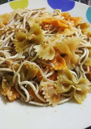Foto principal de Farfalle con gulas y atún