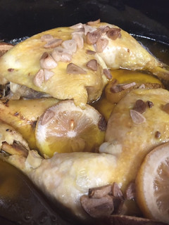 Una foto de Pollo en salsa de ajo, limón y vino en Crock pot