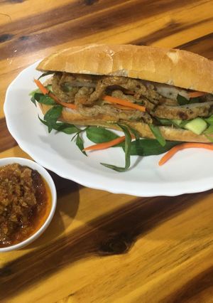 Hình của món Bánh mì chả cá sate.