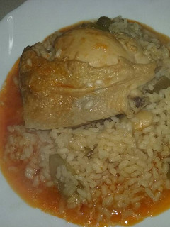 Una foto de Arroz con pollo caldoso