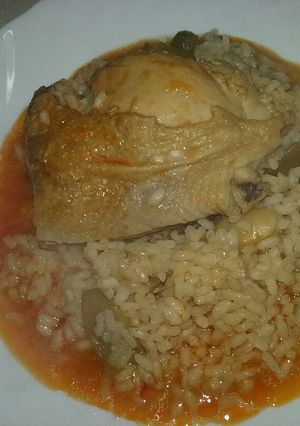 Una foto de Arroz con pollo caldoso