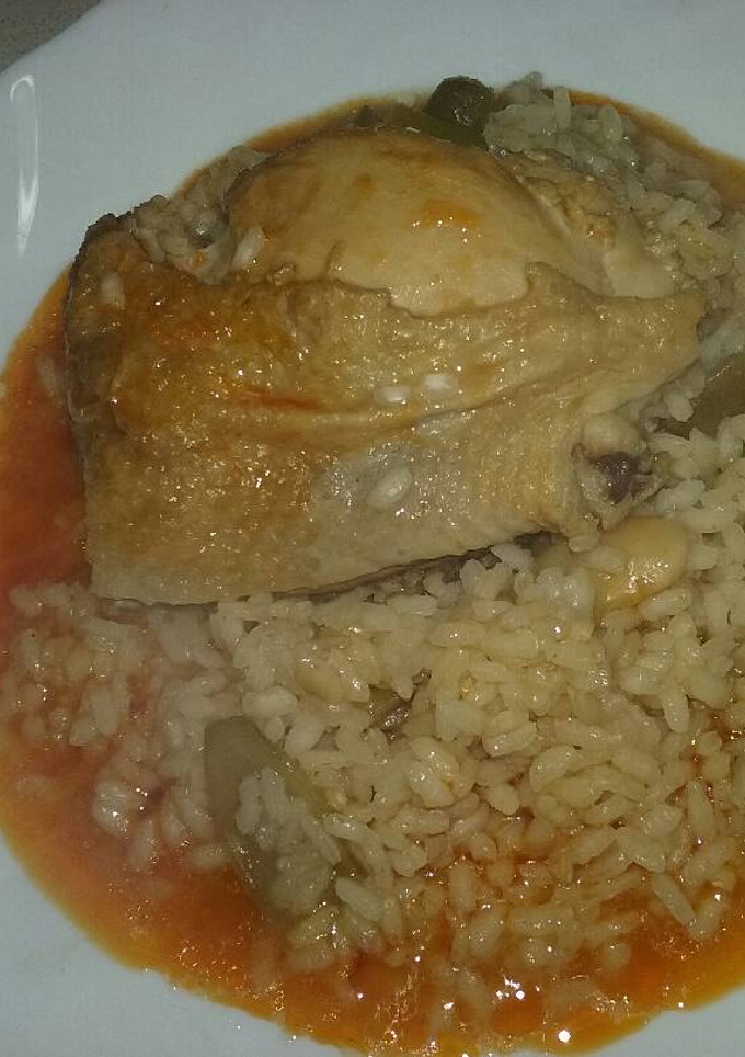 Una foto de Arroz con pollo caldoso
