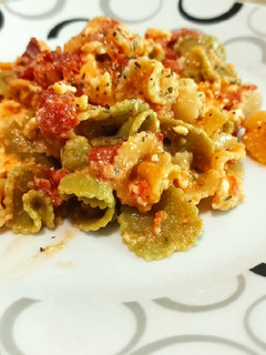 Una foto de Macarrones con tomates cherry y queso feta