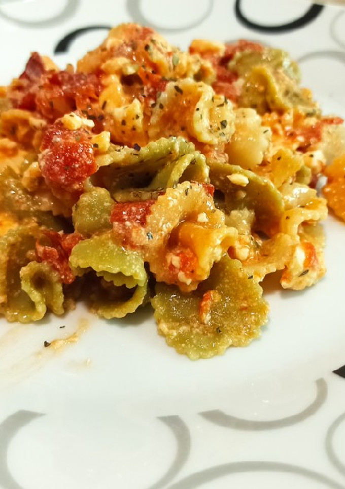 Una foto de Macarrones con tomates cherry y queso feta