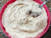 Una foto de crema mantecol
