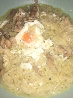 Una foto de Fideos chinos con pollo y huevo facilísimo