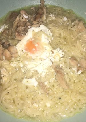 Foto principal de Fideos chinos con pollo y huevo facilísimo