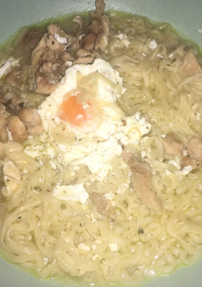 Una foto de Fideos chinos con pollo y huevo facilísimo
