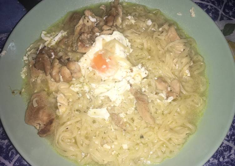 Fideos chinos con pollo y huevo facilísimo