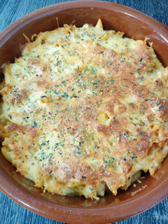 Una foto de Macarrones con atún y costra de queso y huevo