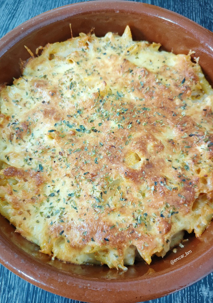 Una foto de Macarrones con atún y costra de queso y huevo