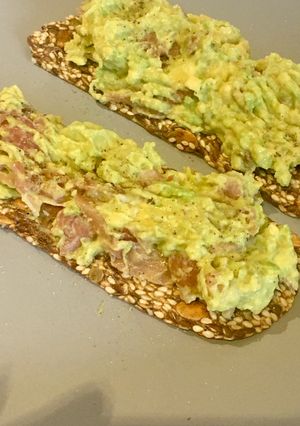 A picture of Avocado & Parma Ham on Seeded Crackers 🥑.