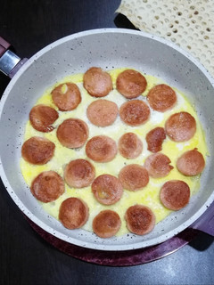 عکسی از دستور سوسیس تخم مرغ😍