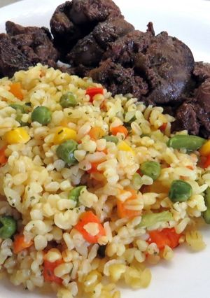 Hagymán sült csirkemáj zöldséges bulgurral recept fotója